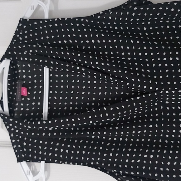 Vince Camuto 100 % polyester sleeveless blouse, black with white polka-dots - Picture 2 of 5